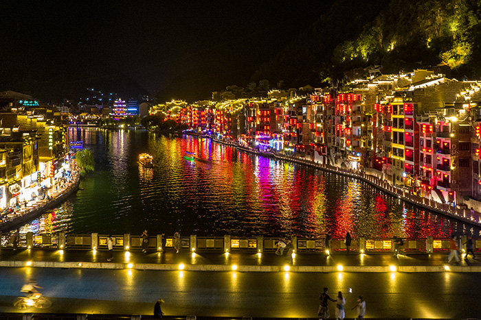 淡季客流暴漲！景區(qū)亮化后，游客深夜排隊不愿走...