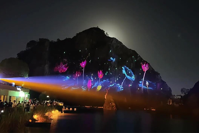 亮化讓山成焦點，無光讓景變背景，游客選擇早有答案